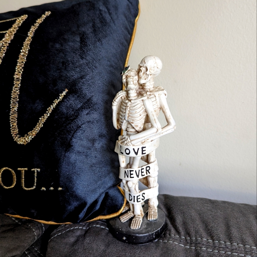 Skeleton figure